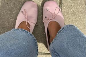 В тренде яркий сатин: какие женские туфли выбрать этой весной