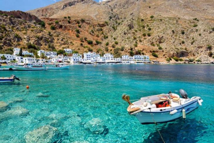 Древняя история, великолепные курорты и потрясающий пляж с розовым песком: самый большой остров Греции
