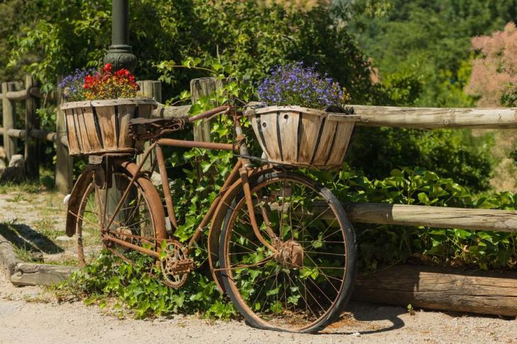 Кашпо из комода и клумба из старого стула: функциональные садовые украшения из различного хлама