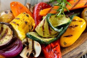 Как готовить овощи теми же методами, что и мясо: секреты растительной кухни