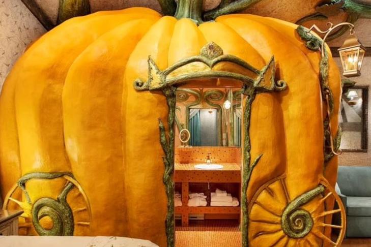 Комната Золушки с ванной в виде тыквы: фото номеров отеля с невероятными фантазийными спальнями