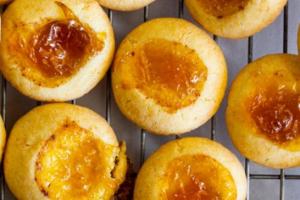В качестве легкой закуски: простое печенье с абрикосами, чеддером и отпечатками пальчиков