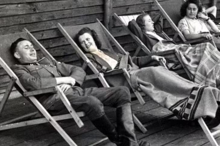 Нацисты Освенцима наслаждаются выходными на курорте рядом с лагерем смерти: исторические фото