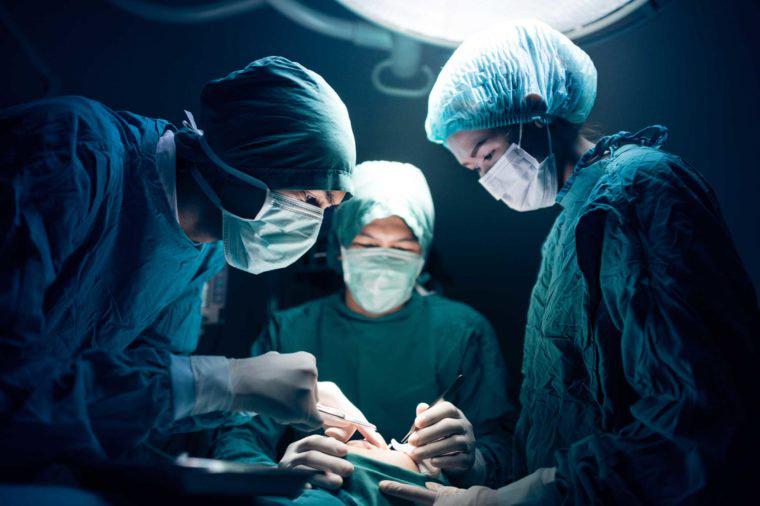 врачи делают операцию