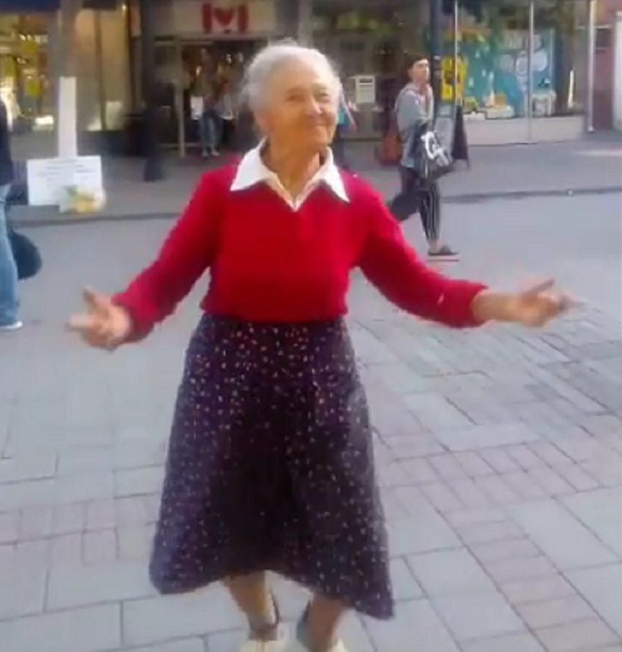 Шуточный танец бабушек. Танцы бабушек. Старушки танцуют. Бабка танцует. Танцующая старушка.