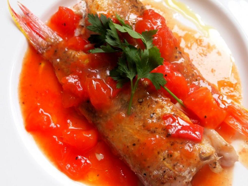 Жареная рыба подливом. Рыба в томатном соусе. Рыбка в томатном соусе. Жареная рыба в томатном соусе. Рыба с помидорами.