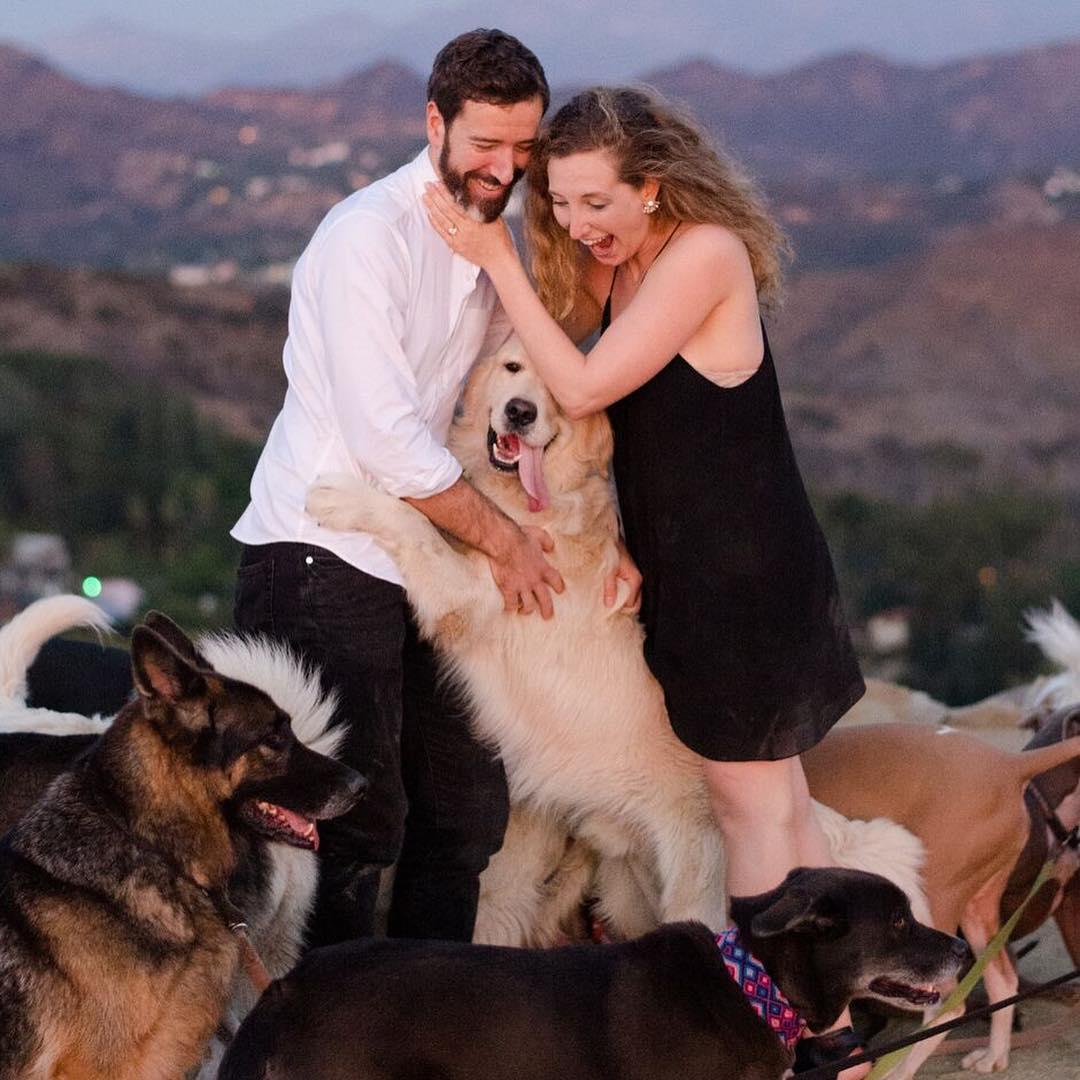 Мужчина собака в браке. Девушка с собакой. Мужчина женщина и собака. Парень с собакой фотосессия. Девушка и много собак.