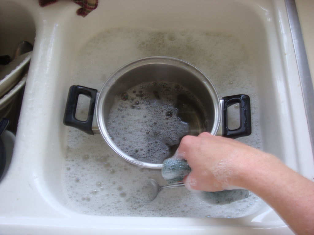 Помыть без воды как. Замочить посуду. Замачивание посуды. Замочить посуду в горячей воде. Двойная раковина для замачивания грязной посуды.