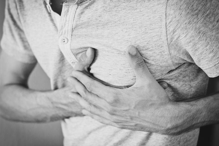 Важные сигналы организма: боль в груди, усталость, которые нельзя игнорировать