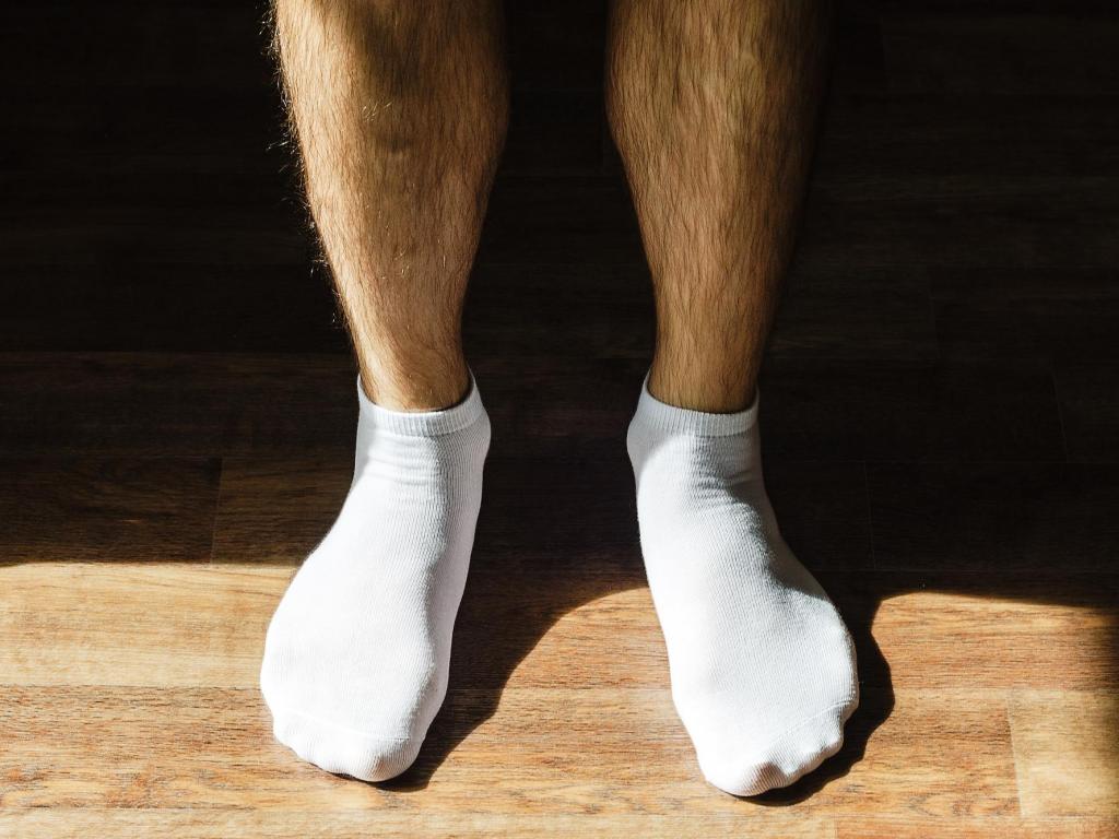 Мужчины в белых носках