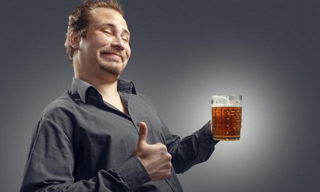 Мем мужик с пивом. Парень с пивом. Радостный мужик с пивом. Чувак с пивом. Мужлан с пивом.