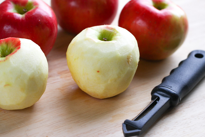 Для лучшего хранения яблоки протирают. Яблоко чистка овощной. Яблоко перед едой. У яблока есть кожура..
