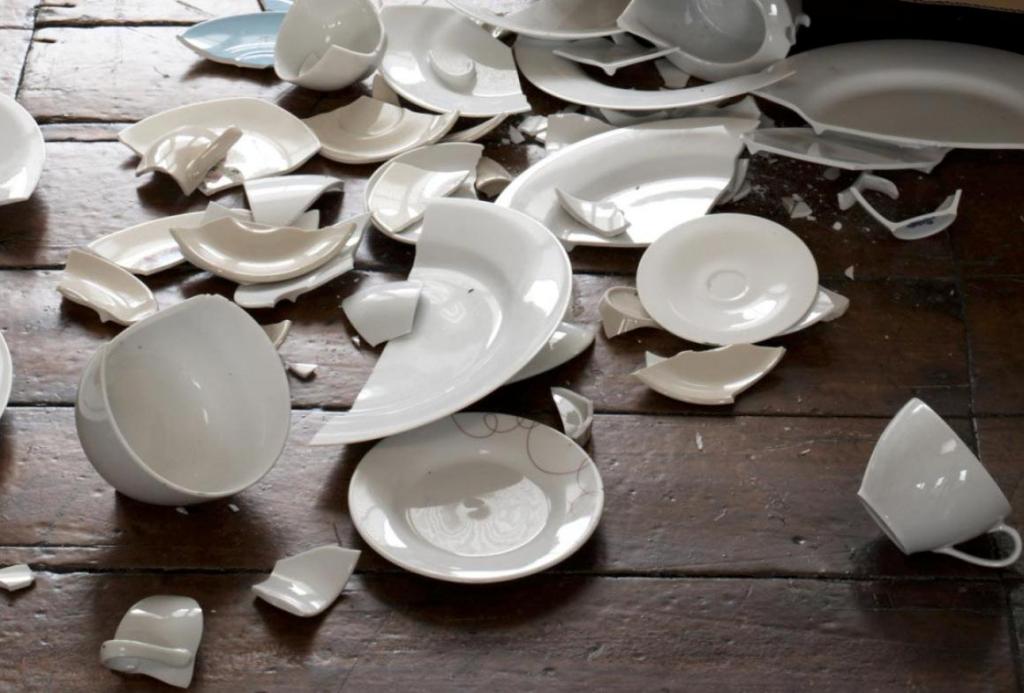 Почему посуда разбита. Разбитая посуда. Разбитая тарелка. Посуда со сколами.