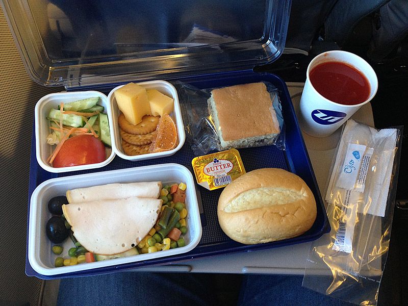Обед в самолете. Еда в самолете. Еда в самолете эконом класса. Еда на борту самолета.