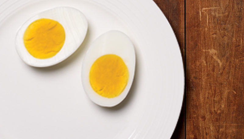 Яичный белок. Цвет желтка домашних яиц. Яйцо рыхлый белок. Белок яйца зеленоватого цвета.