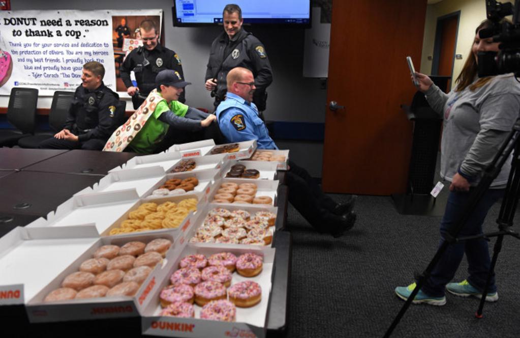 Денежные пополнения в эфире геймера пончики. Американский полицейский с пончиком. Полиция и пончики. Полиция Америки с пончиками. Полицейские любят пончики.