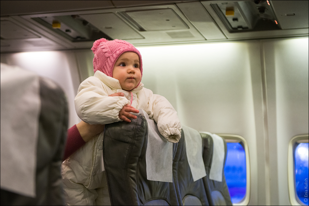 Самолет с маленьким ребенком. Самолет для детей. Маленькие дети в самолете. Младенец в самолете. Детские фотосессии с самолетом.