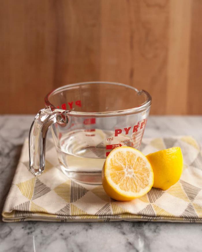 Как почистить микроволновку лимоном. Лимон в миске с водой. Микроволновка и лимон.