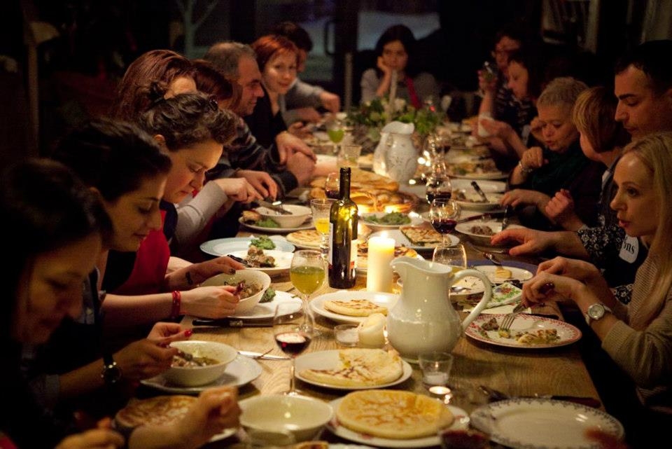 Где едят люди в доме. Много людей за столом. Семейный ужин. Семейное застолье. Гости за столом.