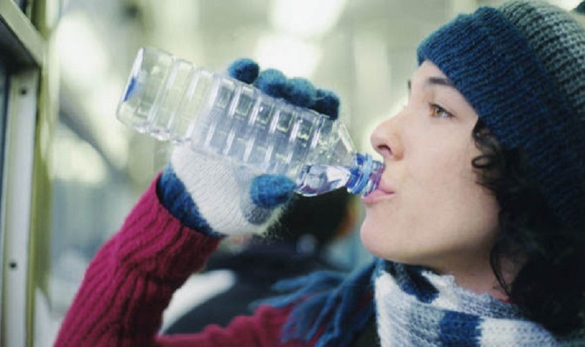 Холодной воды напилась. Пить воду зимой. Зима пьют воду. На улице зима девушка пьет воду. Человек пьет холодную.