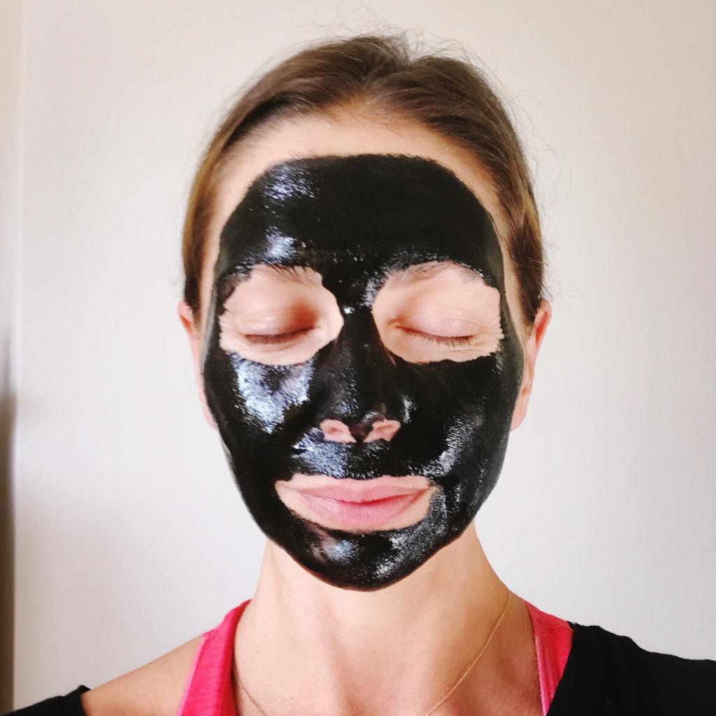 Угольная маска. Маска для лица из Тайланда. Угольная маска для лица. Маска на угле