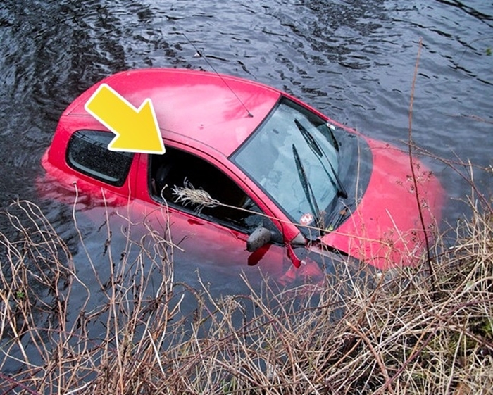 Машины падают в воду. Машина падает в воду. Утопленные машины. Машина тонет. Машина упала в воду.