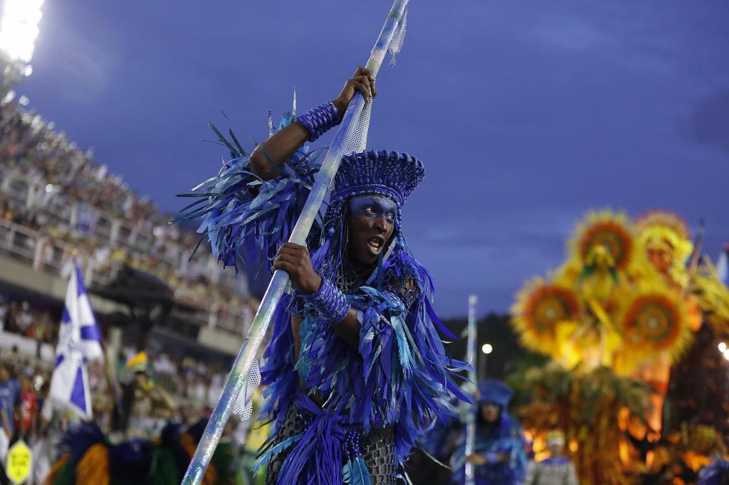 Как называется страна бразилия. Бразильский карнавал в Рио-де-Жанейро. Фестиваль в Рио де Жанейро. Рио-де-Жанейро карнавал костюмы. Карнавал Бразилии 1840.