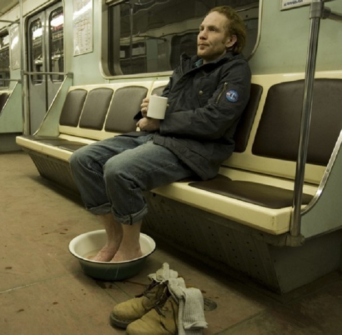 Можно ли в метро с пистолетом. Смешные люди в метро. Человек сидит в метро. Парень сидит в метро. Одинокий парень в метро.