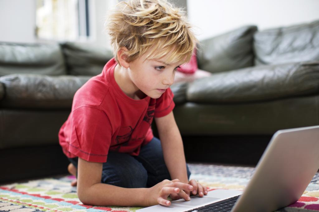 Влияние компьютерных игр на школьников. Компьютер для детей. Подросток и компьютер. Дети играющие в компьютерные игры. Ребенок играющий в компьютерную игру.
