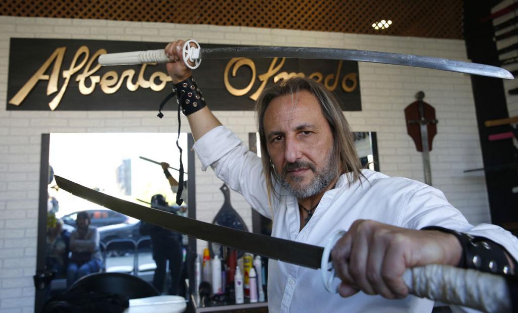 Ножницы и расческа не для Альберто Ольмедо, он стрижет мечами, огнем и лазе...