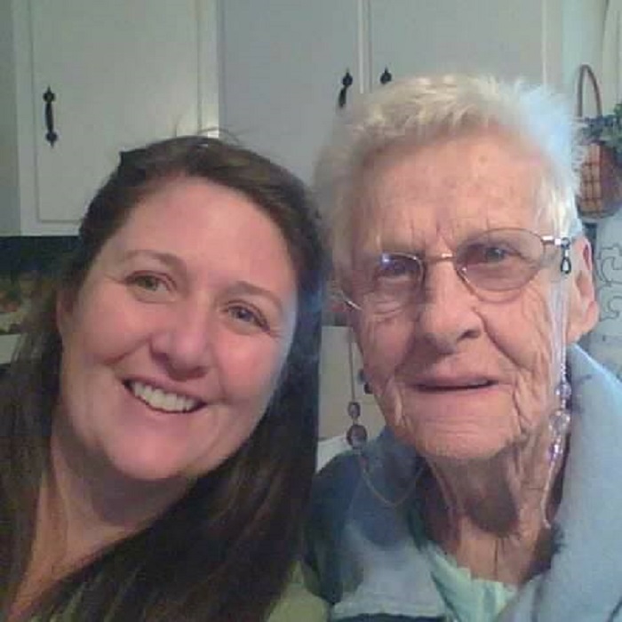 Бабушка с монетами. Model b my grandmother died two years ago. Покойная бабушка дает деньги