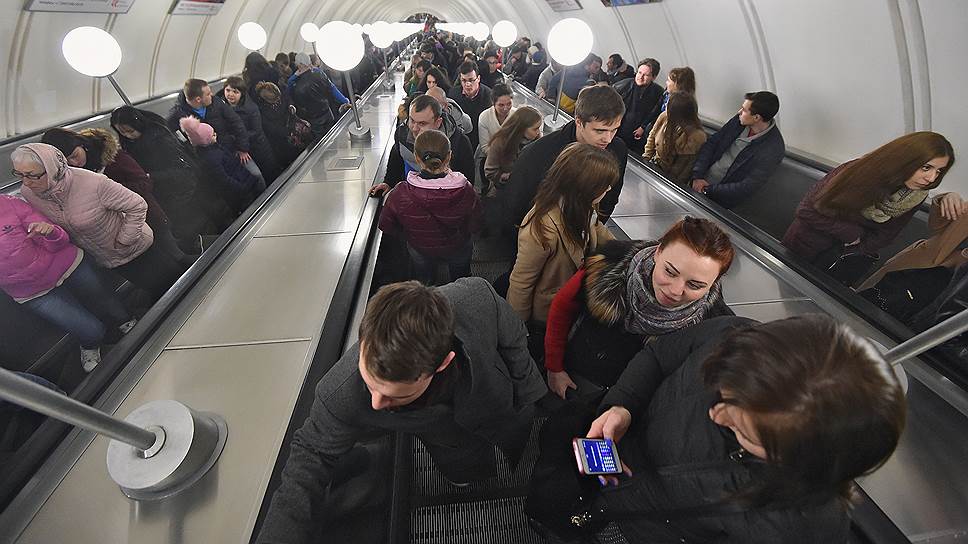 Новое сколько в метро. Эскалаторы Московского метро в часы пик. Эскалатор с людьми метро Москва. Толпа людей на эскалаторе. Толпа в метро на эскалаторе.