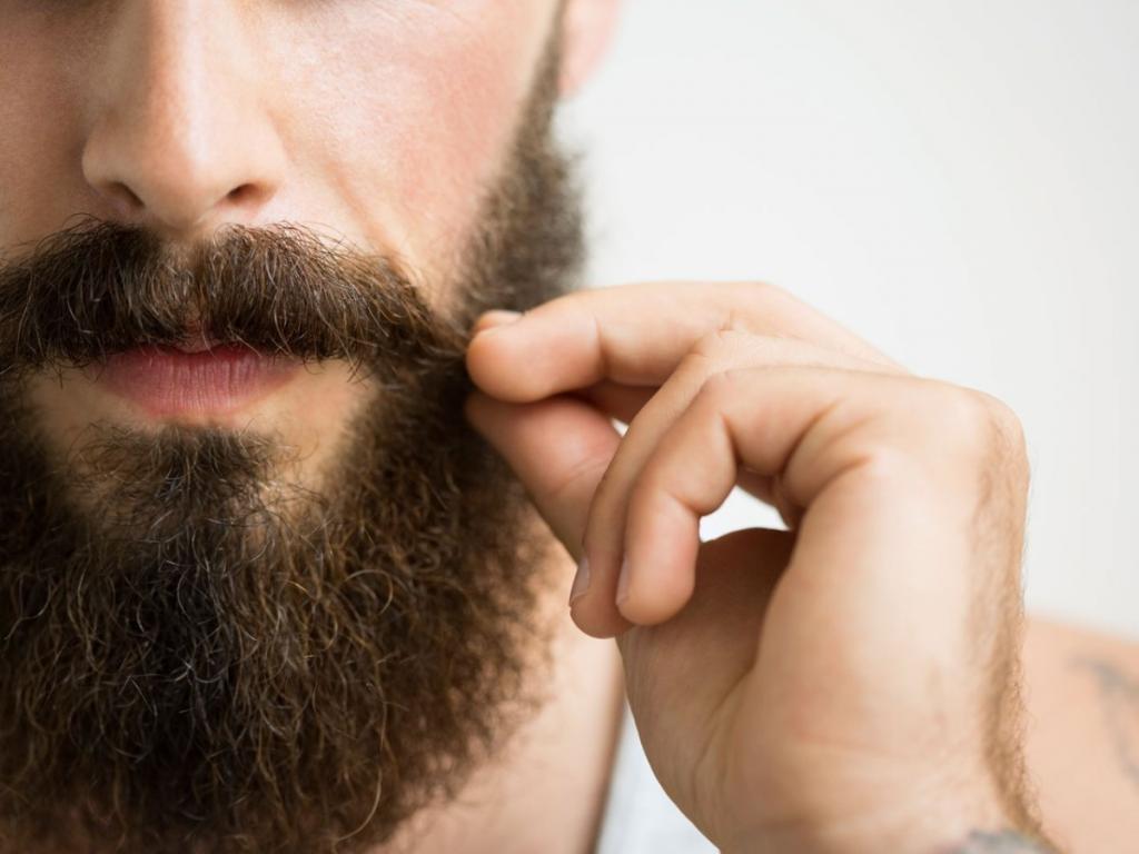 С заботой о мужчинах: 5 советов по уходу за бородой в теплое время.