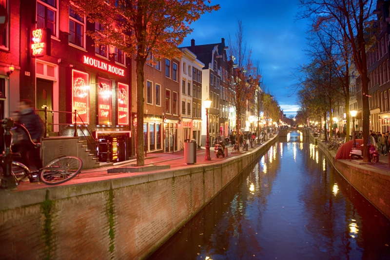 Амстердам район красных фонарей