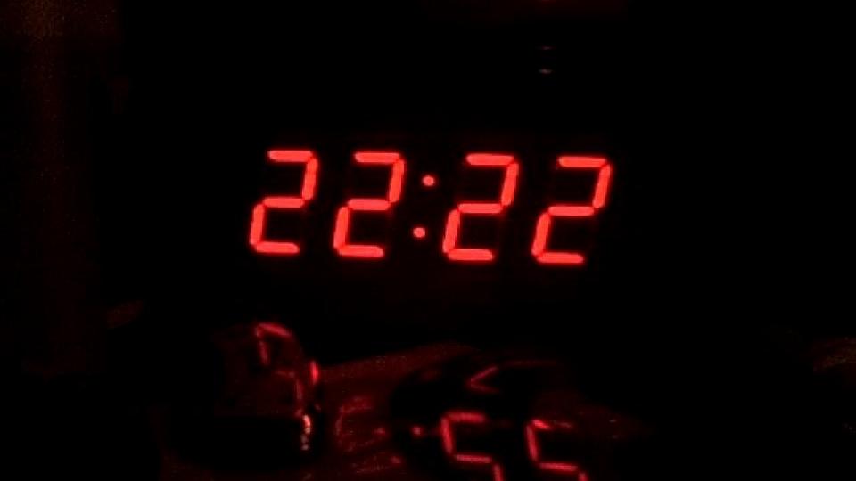 Б время 22 с. Часы 22 22. Магические цифры на часах. Одинаковые числа на часах. Часы повторяющиеся цифры.