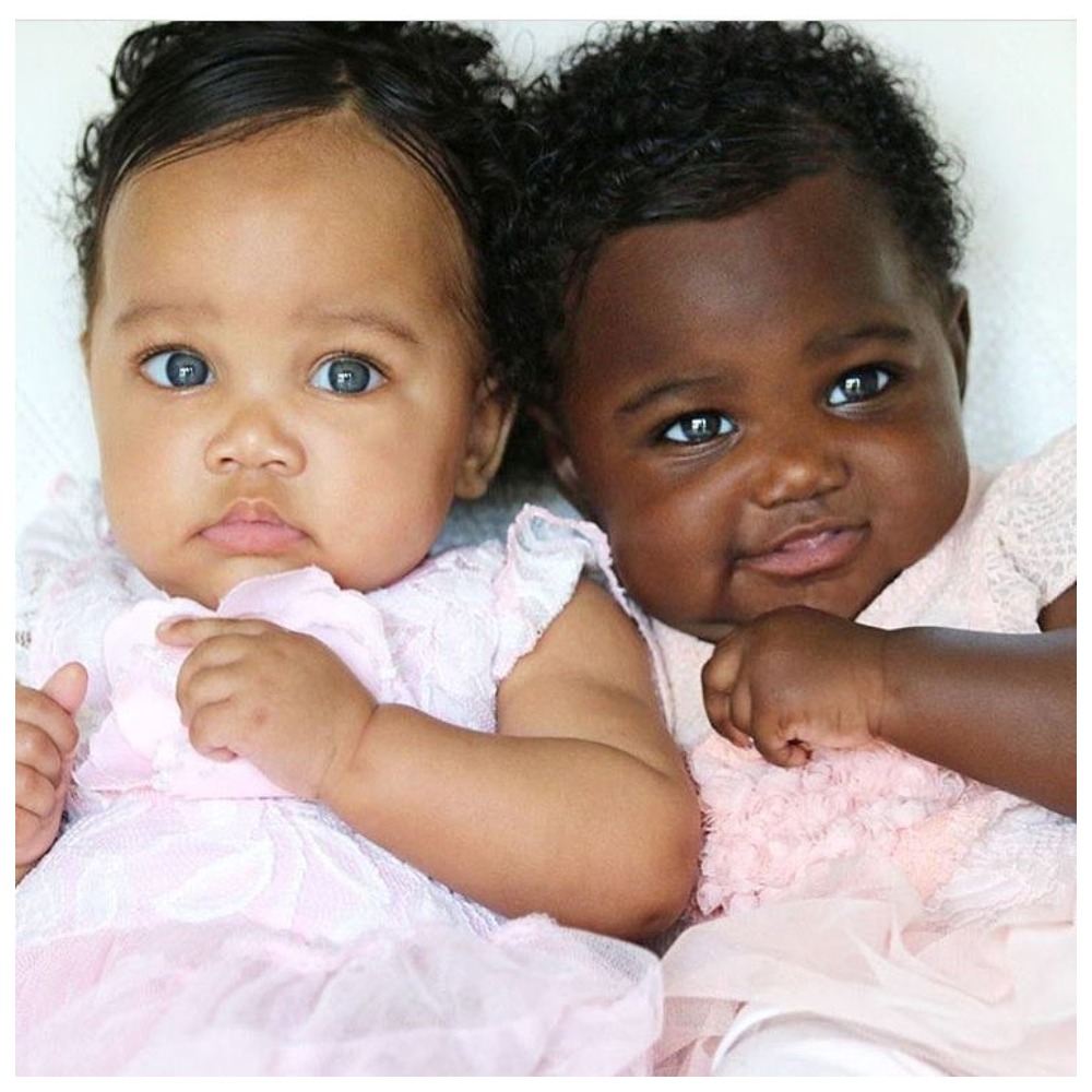 Мулат 2. Дети с разным цветом кожи. Близняшки с разным цветом кожи. Красивый Смуглый ребенок. Двойняшки с разным цветом кожи.