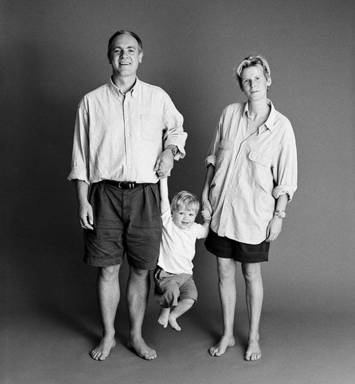 Family smena. Фотожурналист снимающий свою семью. Самая 1 семейная фотография. Семейное фото каждый год. Семейные фото 1991 года.
