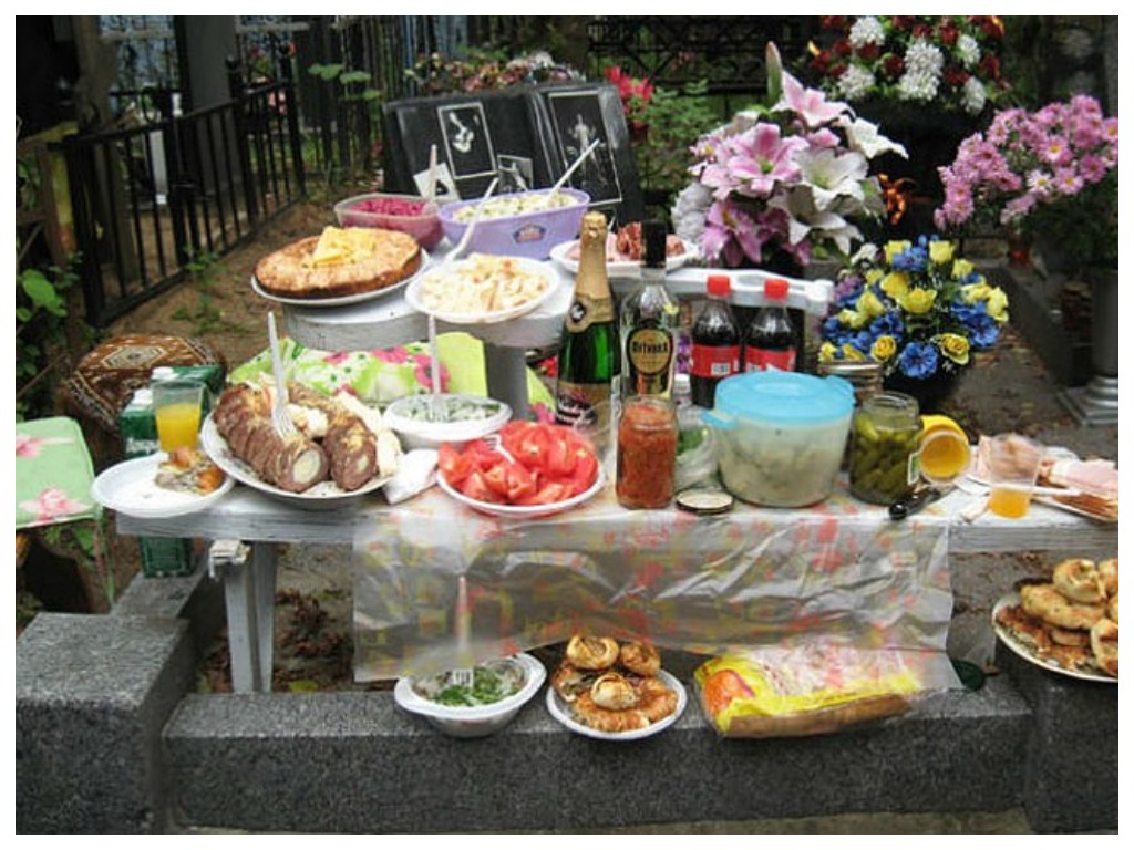 Конфеты собранные на кладбище. Еда на кладбище. Еда на могиле. Угощение на кладбище. Поминальный стол на кладбище.