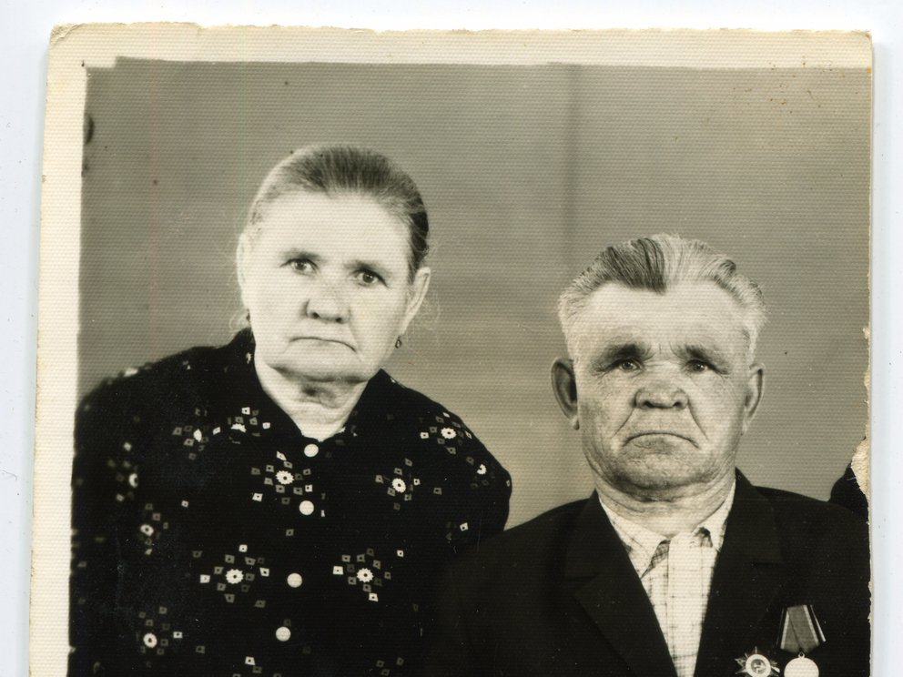 Почему фотографию называют фотографией. Старинные фото наших бабушек и дедушек. Ячс улыбки на старых фото.