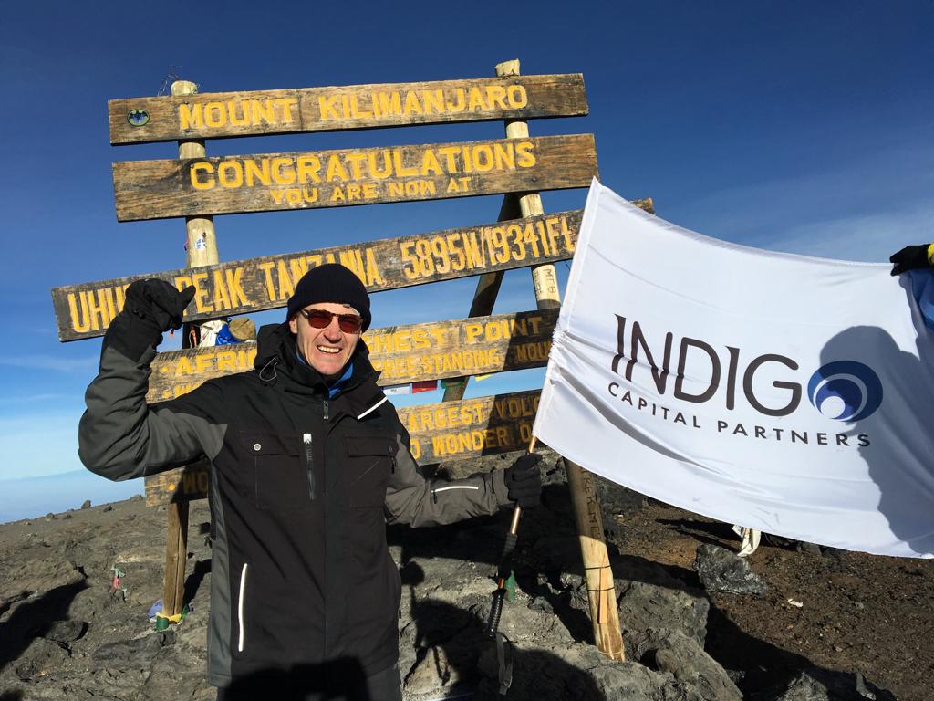 На фото: Петр Жуков на вершине Килиманджаро