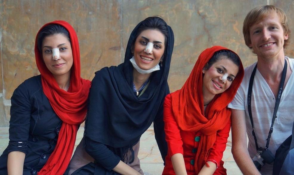 Почему иранские девушки носят пластыри на носах.