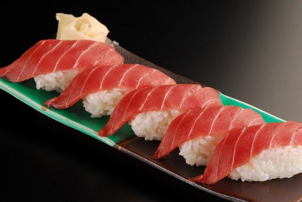 Рыба магуро - это большой тунец (Blue-fin Tuna), используемый для приготовл...