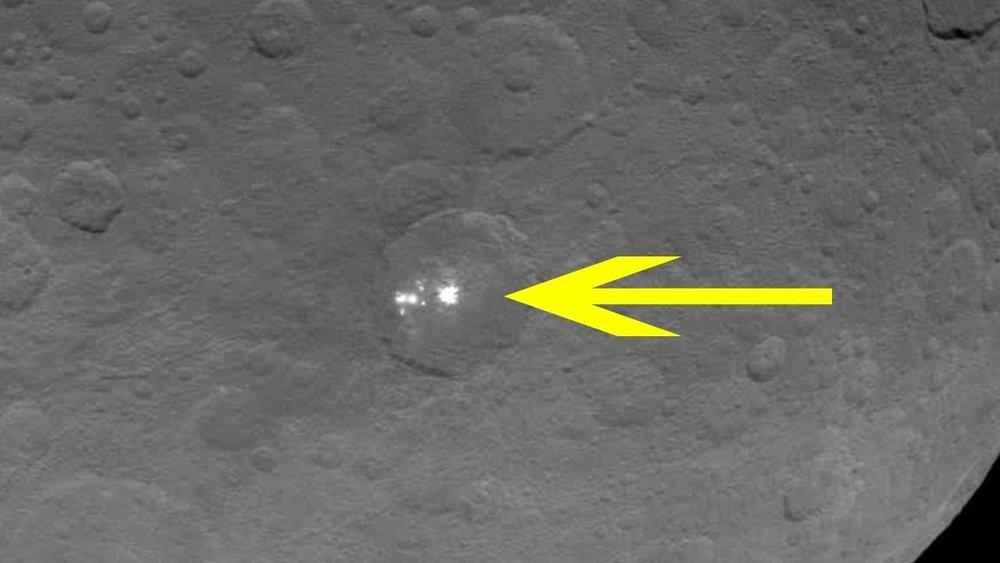 Астроном зафиксировал странные вспышки на Луне.