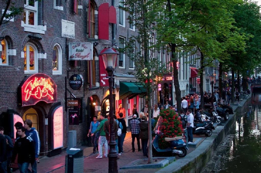 В Амстердаме с 2020 года запретят туры по кварталу Красных фонарей.