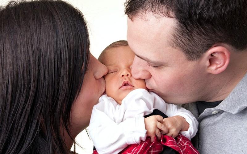 Мама папа поцелуй. Родители с новорожденным. Мама и папа целуют ребенка. Мама папа и новорожденный малыш. Младенец с мамой и папой.