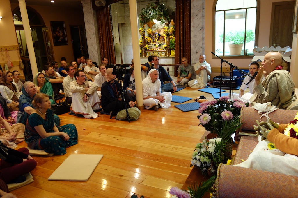 Собрание кришнаитов в Риге