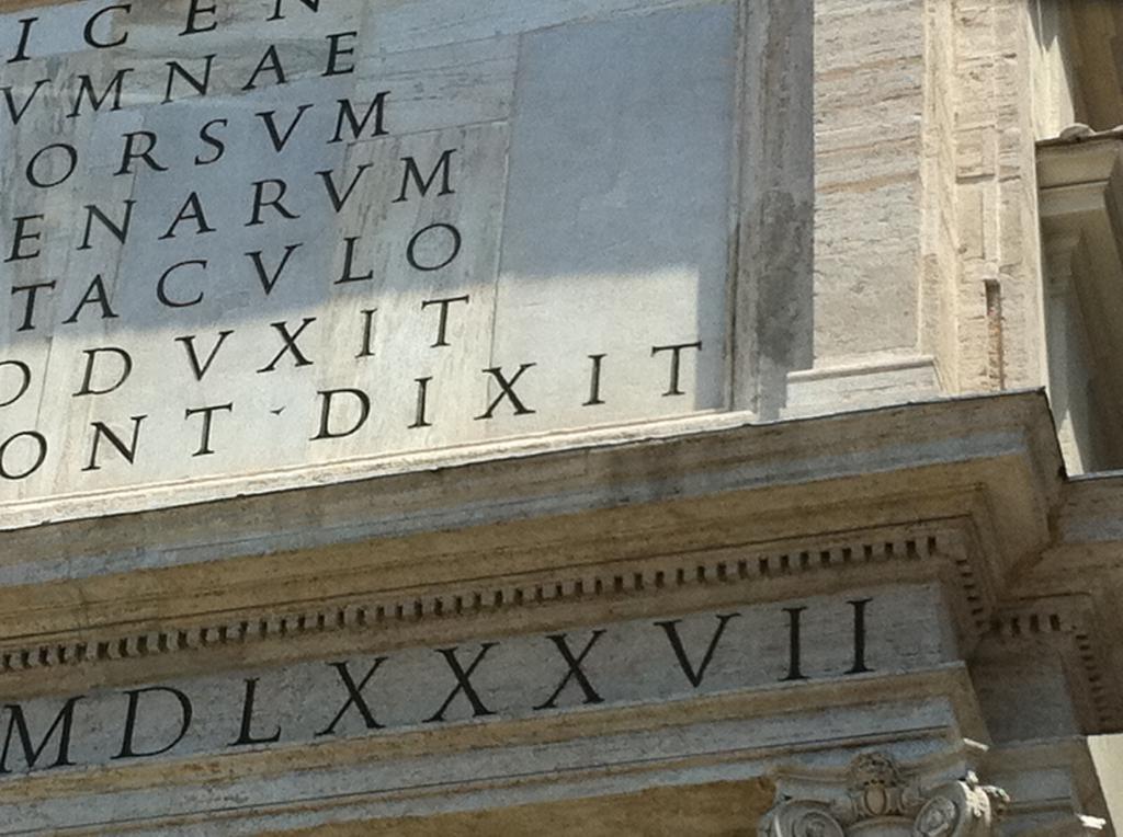 римские цифры на здании