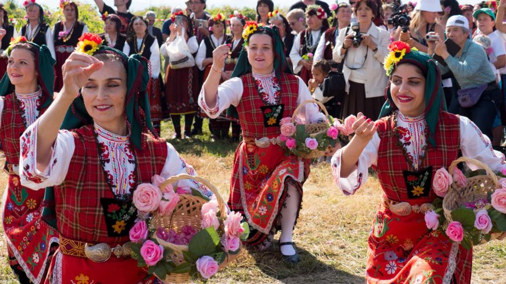 Национальный костюм болгарии женский