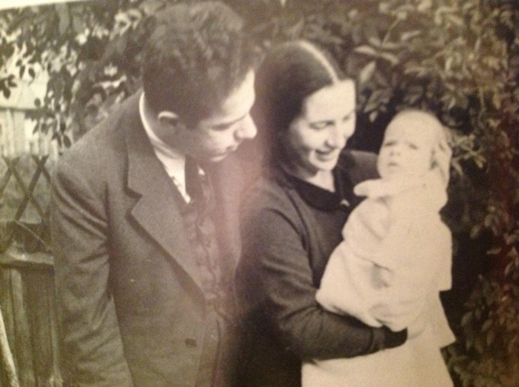 Gombrich with his wife and son