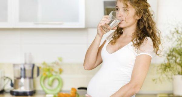 беременная пьет лимонную воду